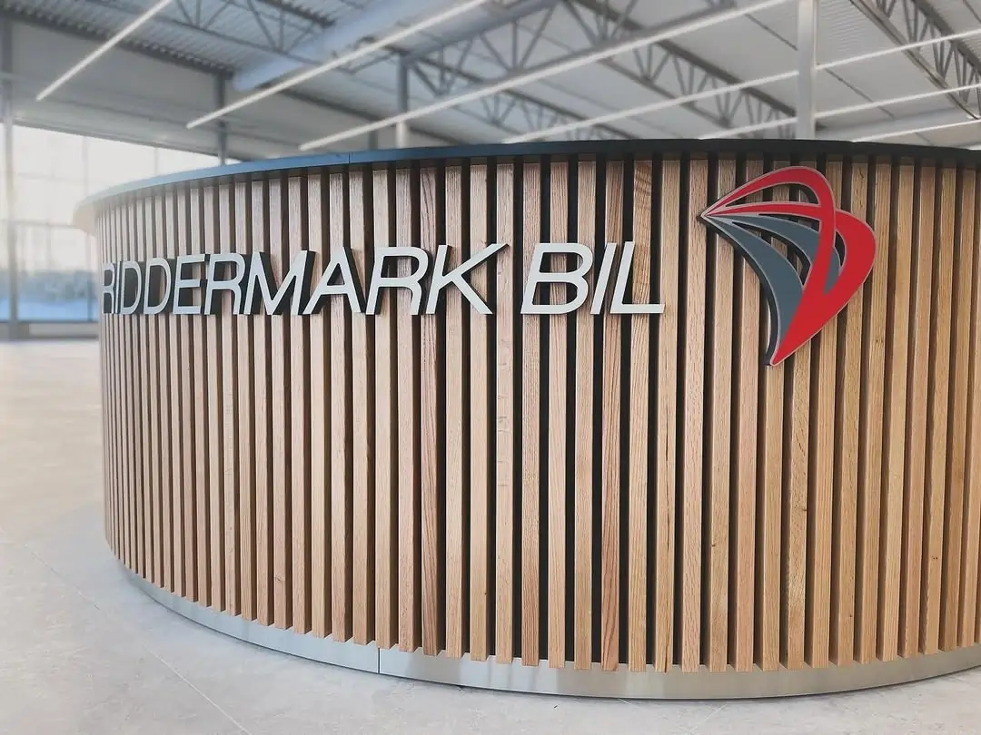 Specialbyggd receptionsdisk med ribbpaneler