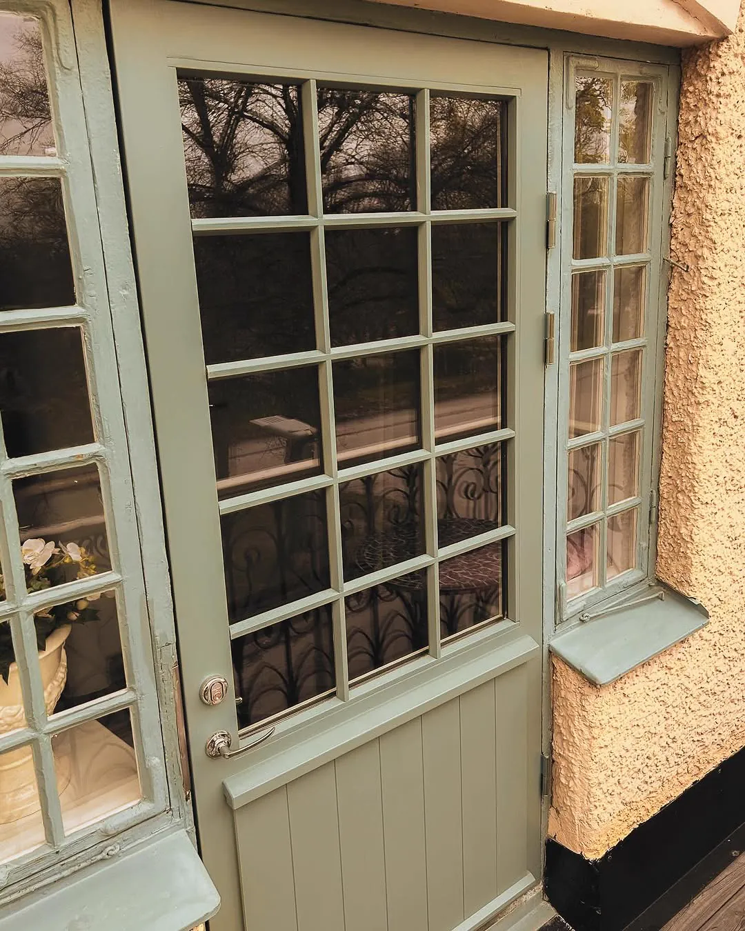 Limning och lagning av trämöbel