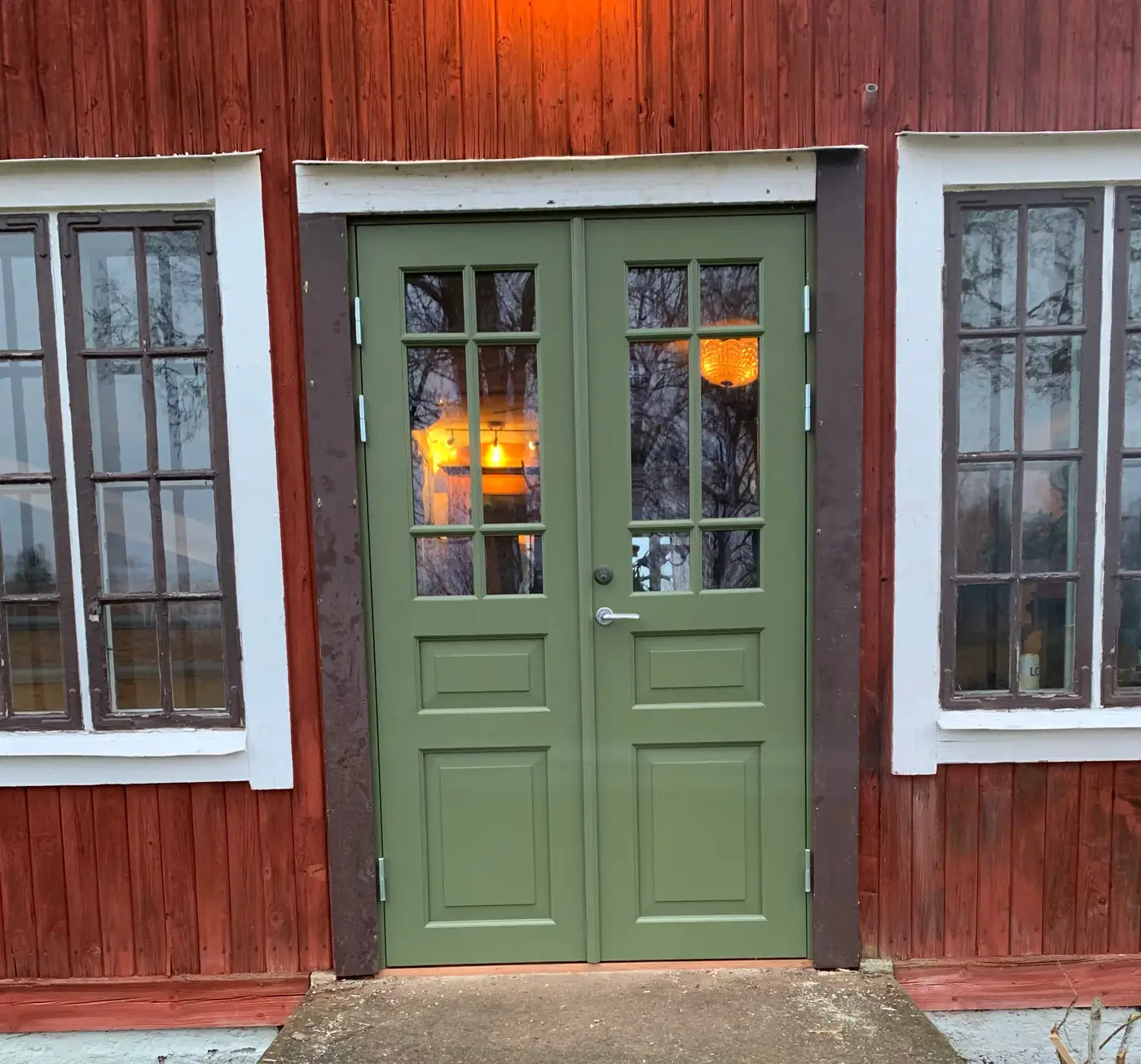Snickare som slipar en äldre stol