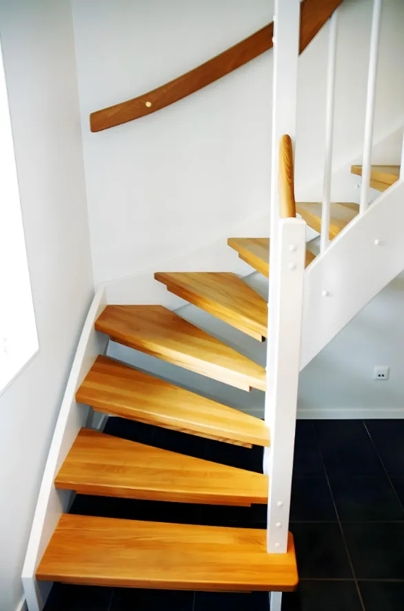 Svängande trätrappa